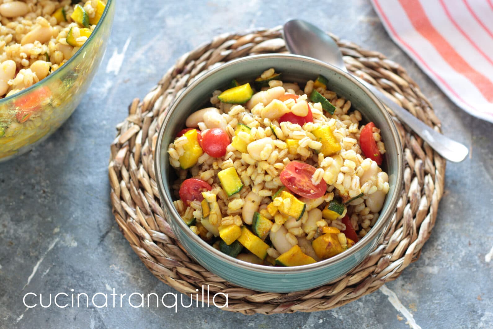 Salade d’orge avec courgettes au curcuma