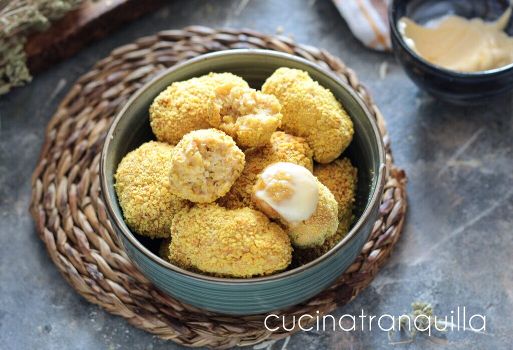 Nuggets de poulet avec chapelure au curcuma dans une friteuse à air