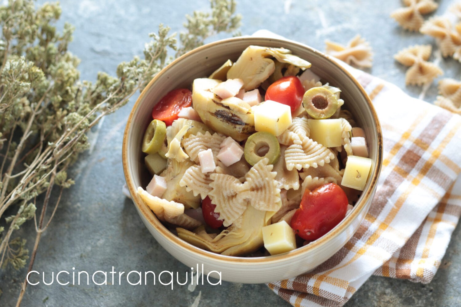 Salade de pâtes complètes avec dinde et fromage