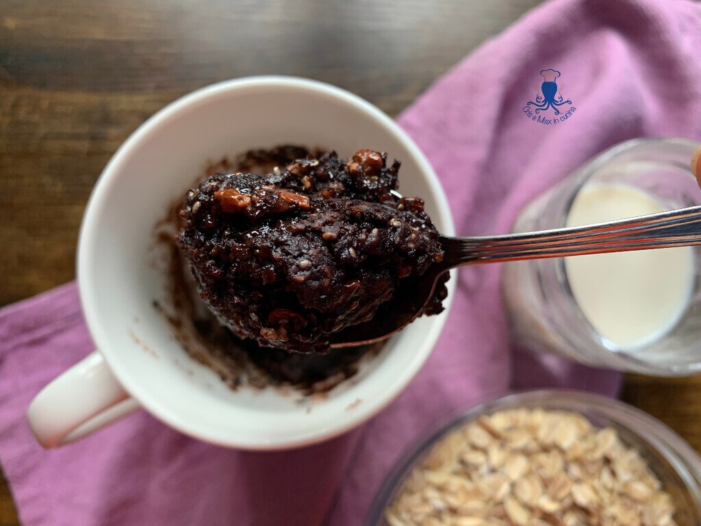 Mug brownie fit au cacao avec avoine et chia au micro-ondes