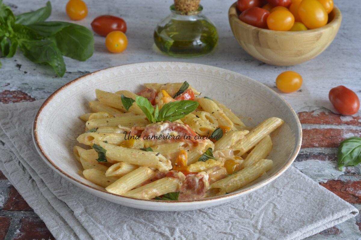 Pâtes avec tomates cerises jaunes rouges et fromage crémeux