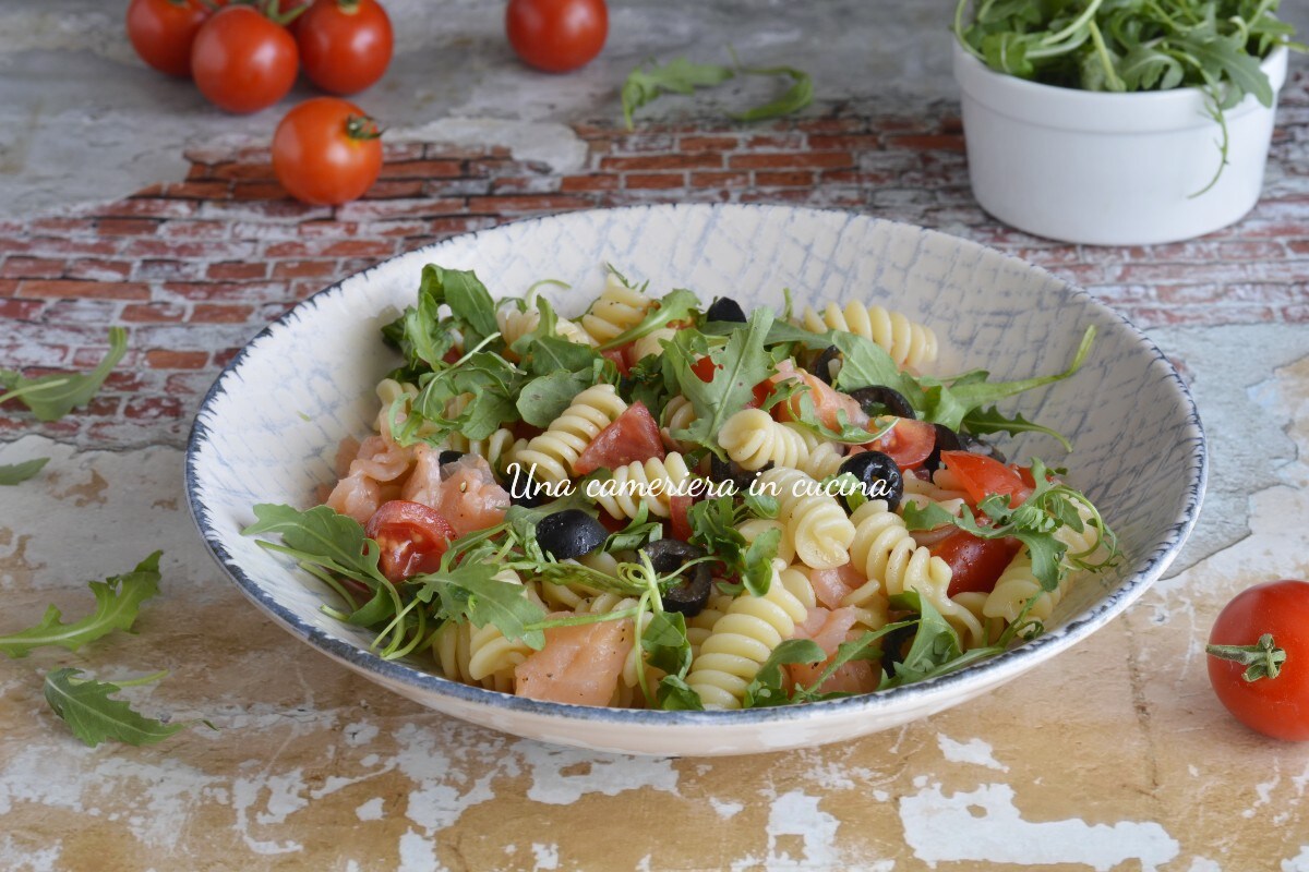 Pâtes froides avec tomates cerises, saumon et roquette
