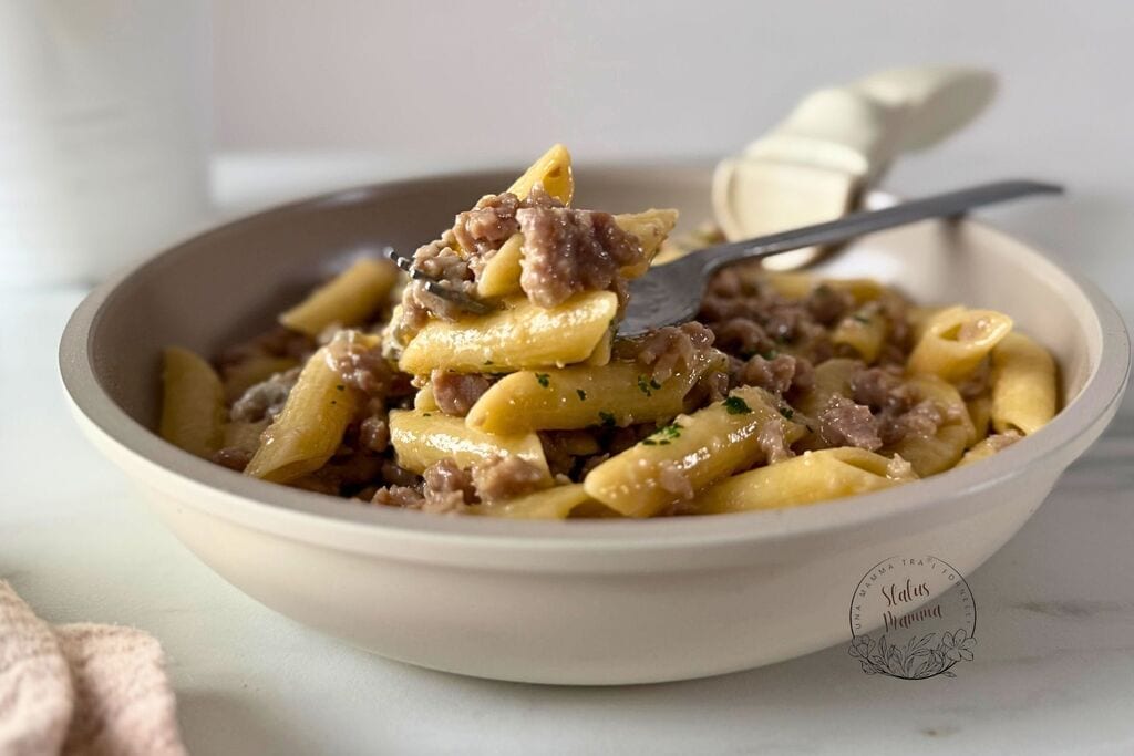 Penne avec saucisse et gorgonzola sans crème : recette simple et savoureuse