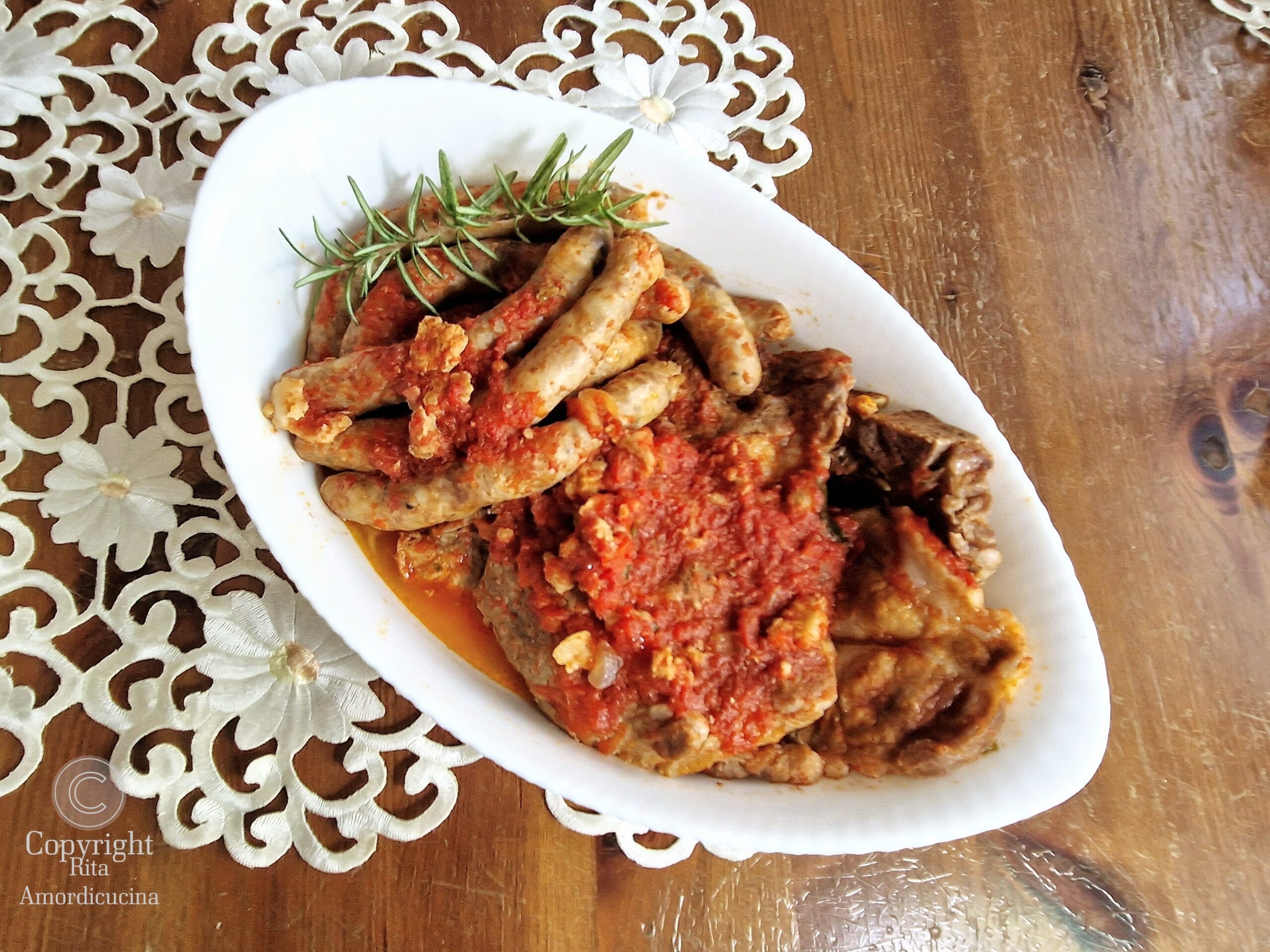 Le ragoût de porc avec saucisse et couenne