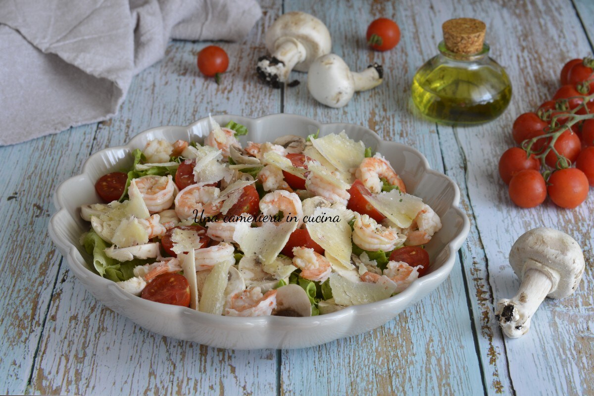 Salade avec crevettes tomates cerises champignons et parmesan
