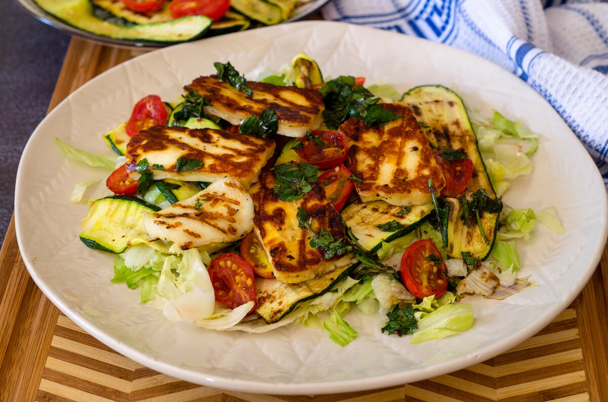 Salade avec fromage et légumes grillés, recette avec halloumi