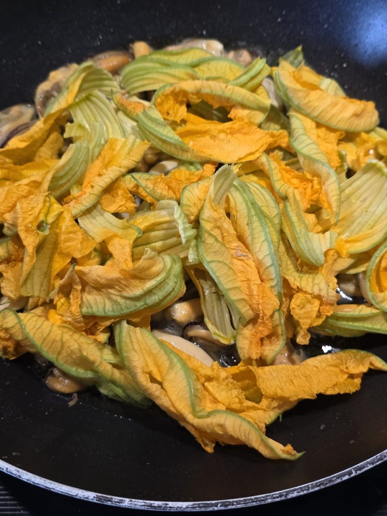 Spaghetti aux moules et fleurs de courgette