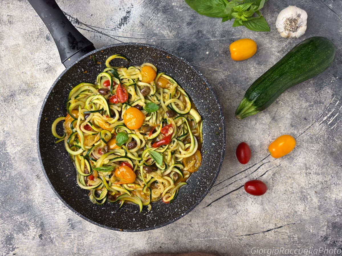 Spaghettis de courgettes avec tomates cerises et olives