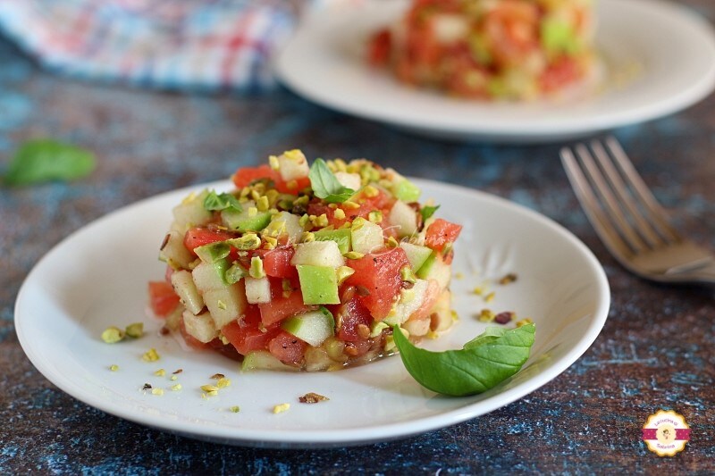 Tartare de tomates et pomme verte avec pistaches et basilic