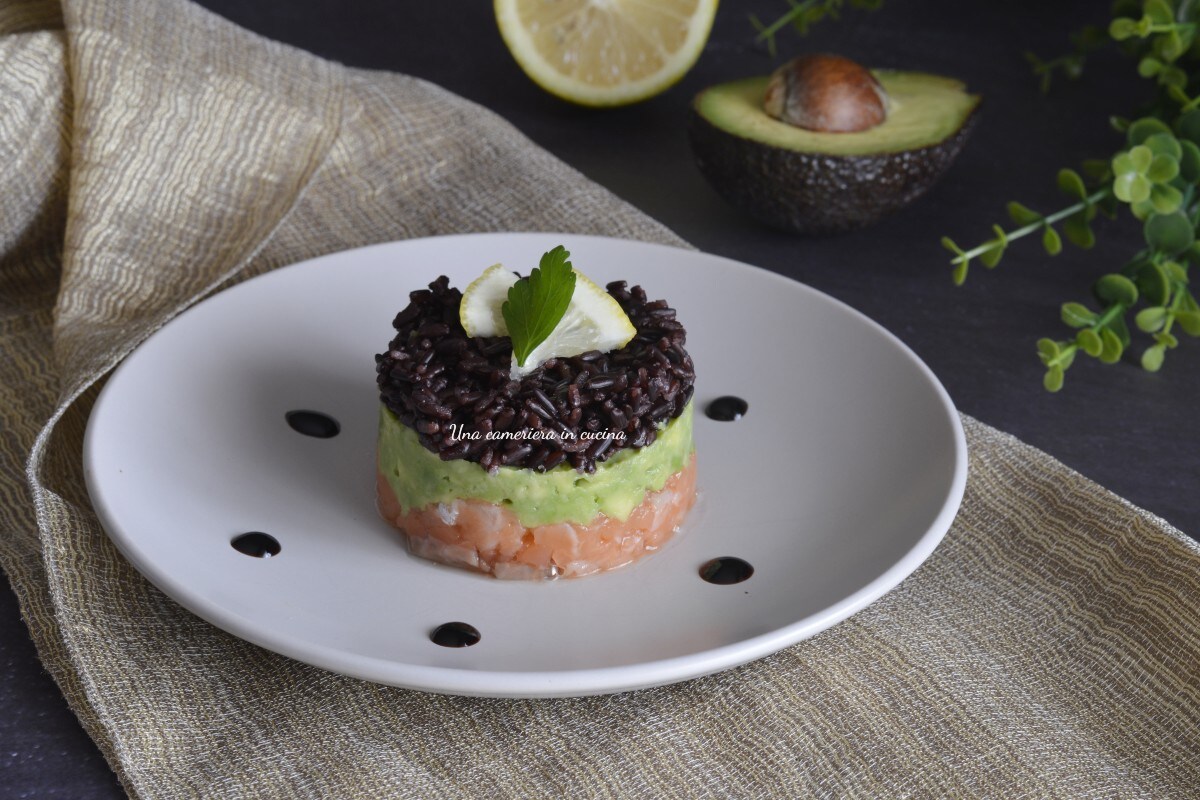 Tartare de saumon avec avocat et riz vénéré