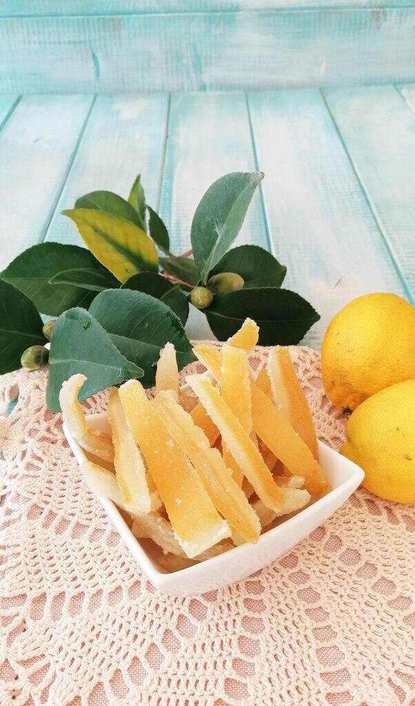 écorces de citron confites