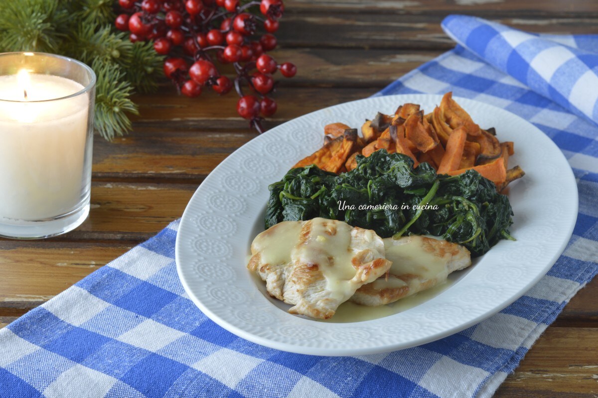 Escalope de dinde avec sauce gravy, patate douce et épinards
