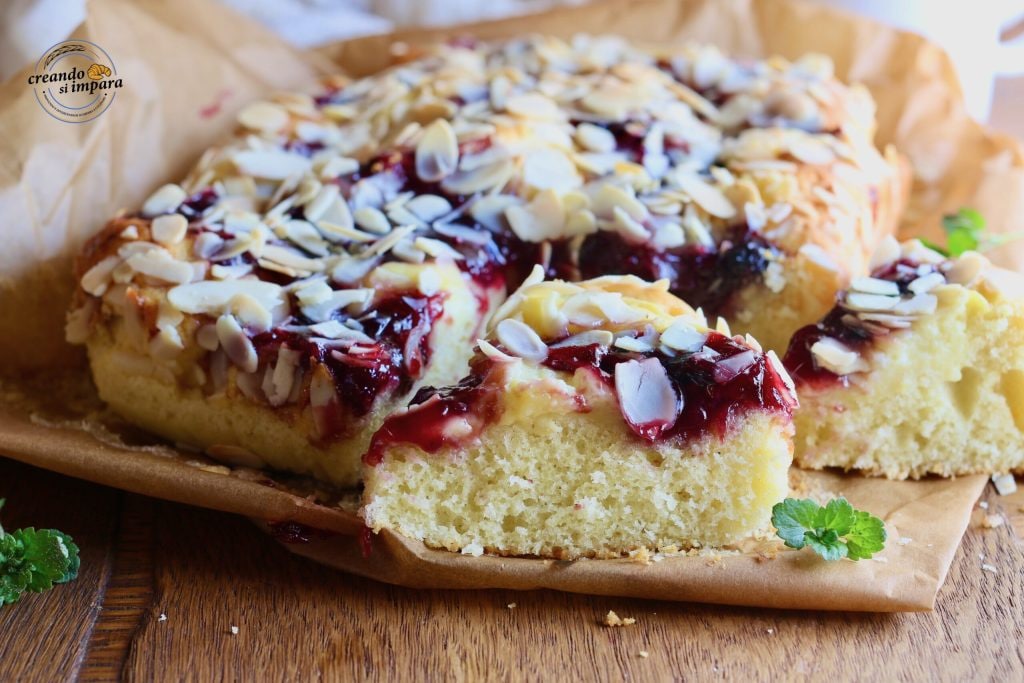 gâteau à la crème, confiture et amandes
