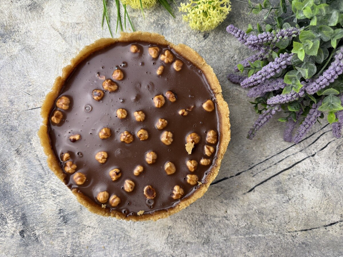 Gâteau froid au chocolat sans four avec biscuits et noisettes
