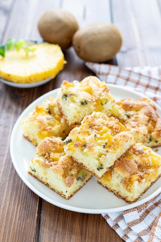 gâteau avec kiwi et ananas frais