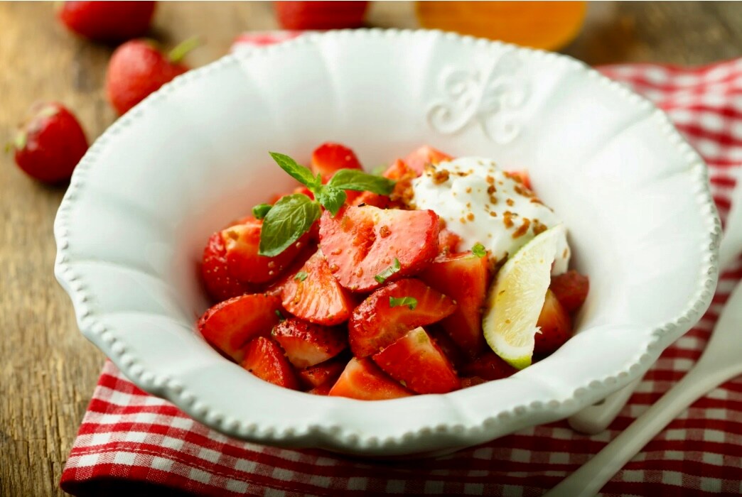 SALADE DE FRAISES FRAÎCHES