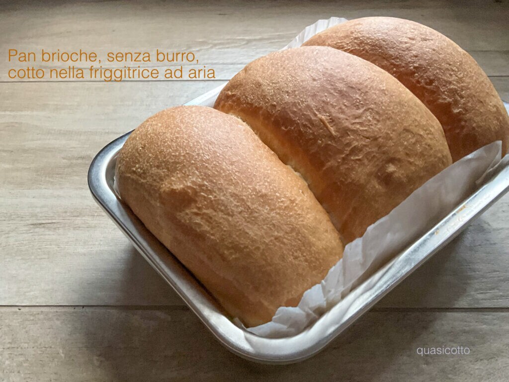 Pain brioché sans beurre cuit dans une friteuse à air