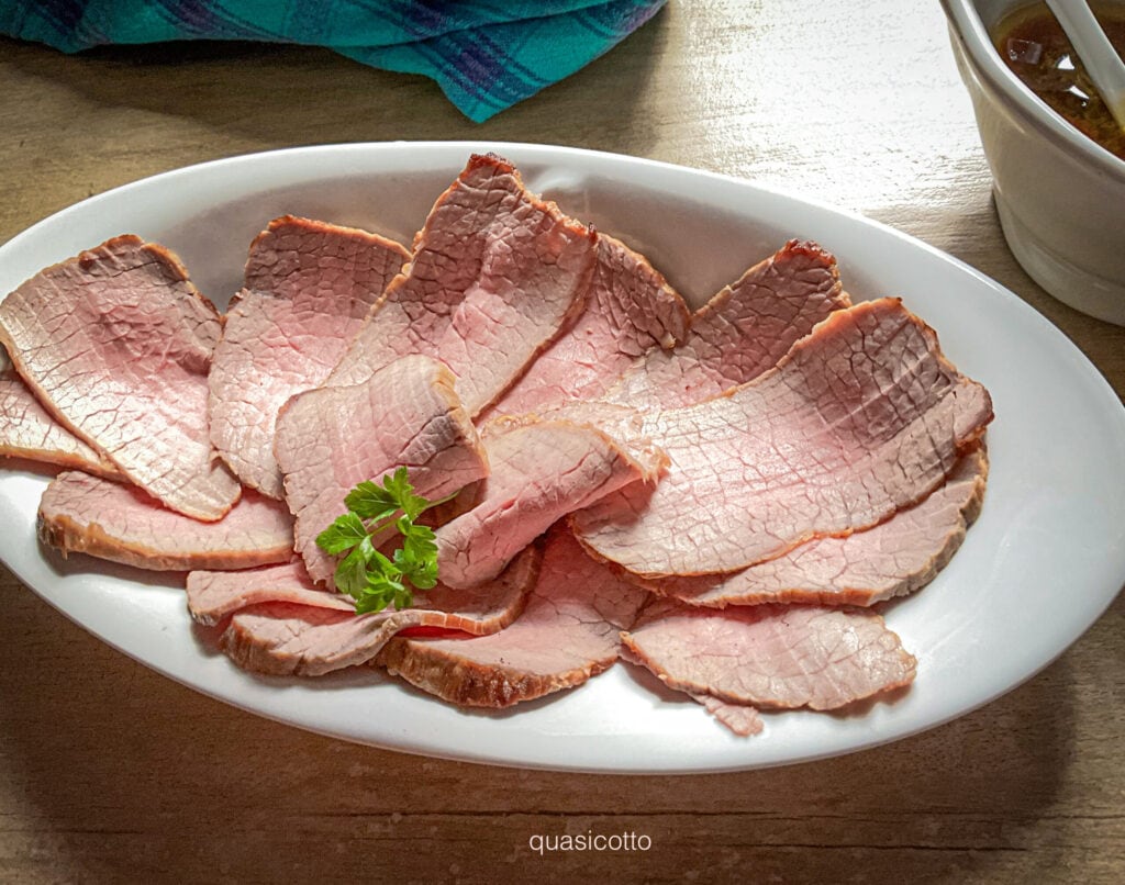 Rôti de bœuf cuit dans une friteuse à air
