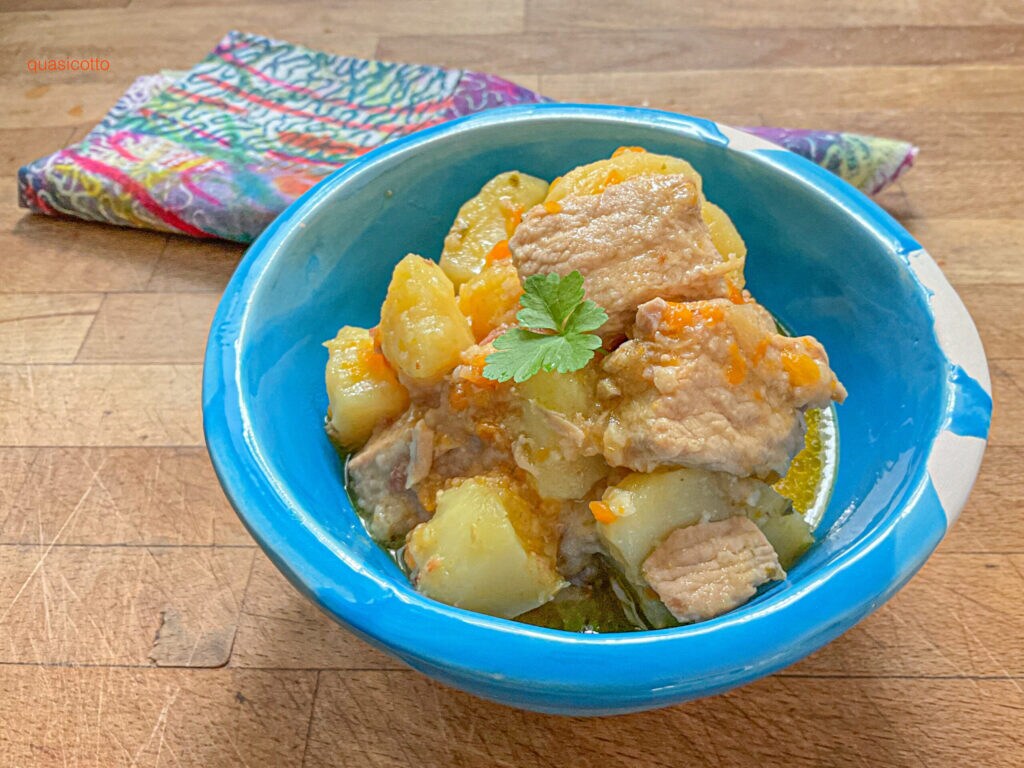 Ragoût de porc à la bière cuit dans un autocuiseur électrique