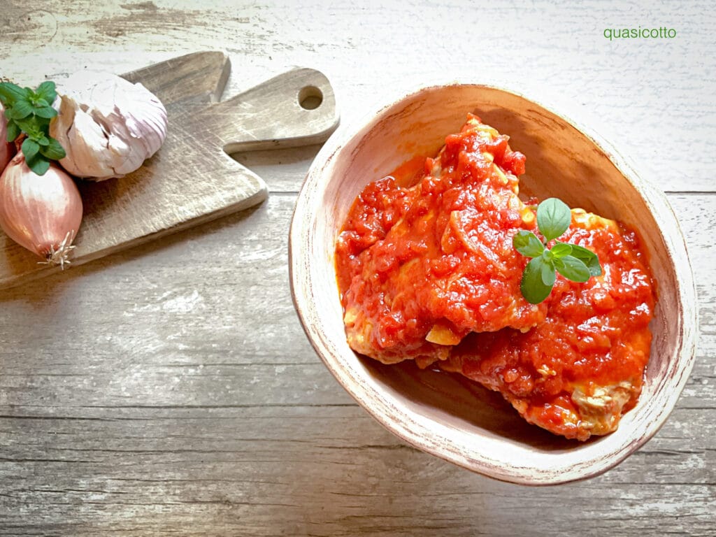 Poulet savoureux aux tomates et herbes aromatiques