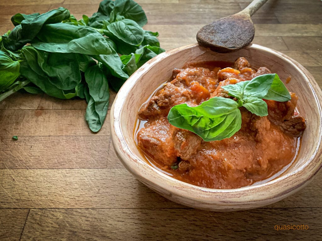 Ragoût de bœuf fondant en cocotte-minute électrique