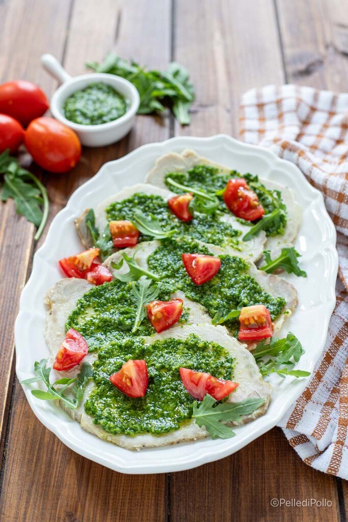 longe de porc avec roquette et tomates cerises