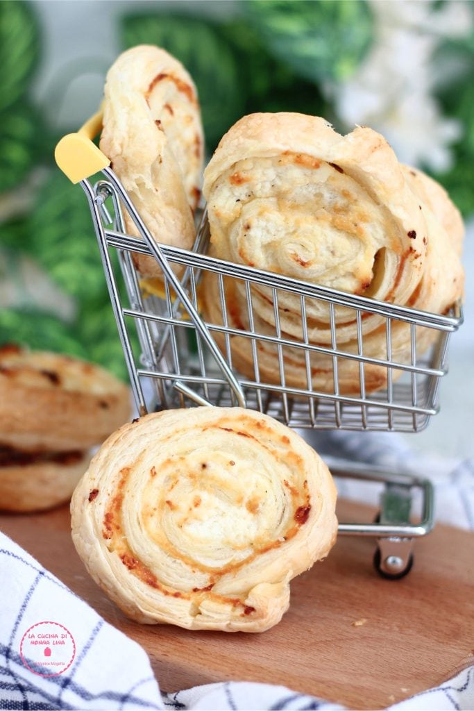 Rouleaux de pâte feuilletée salés à la ricotta