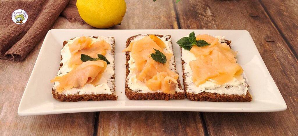 Tartines de pain de seigle au saumon et à la robiola