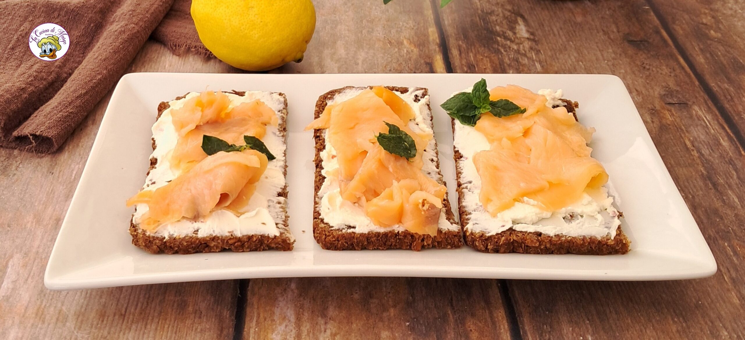 Tartines de pain de seigle au saumon