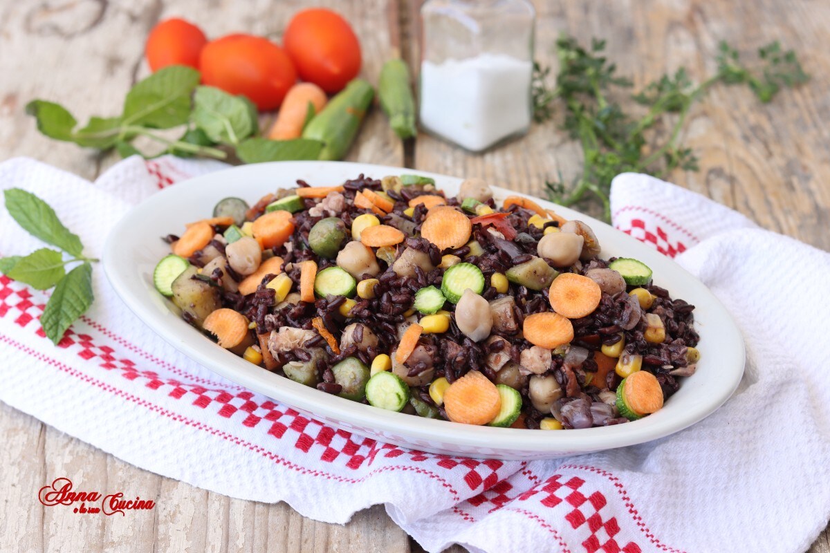 Salade de riz vénéré avec pois chiches et légumes