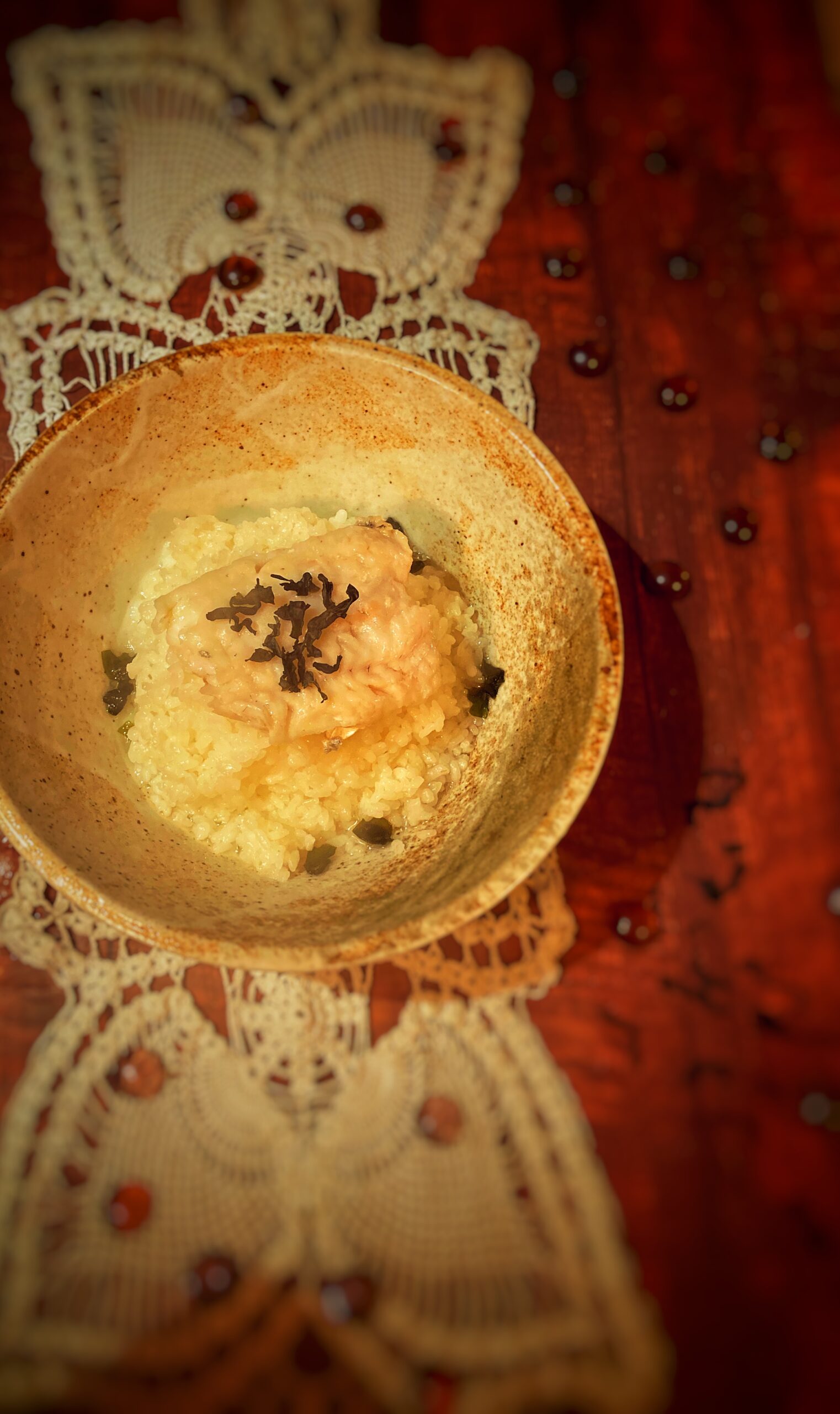 Flétan avec riz gluant dans un bouillon de miso