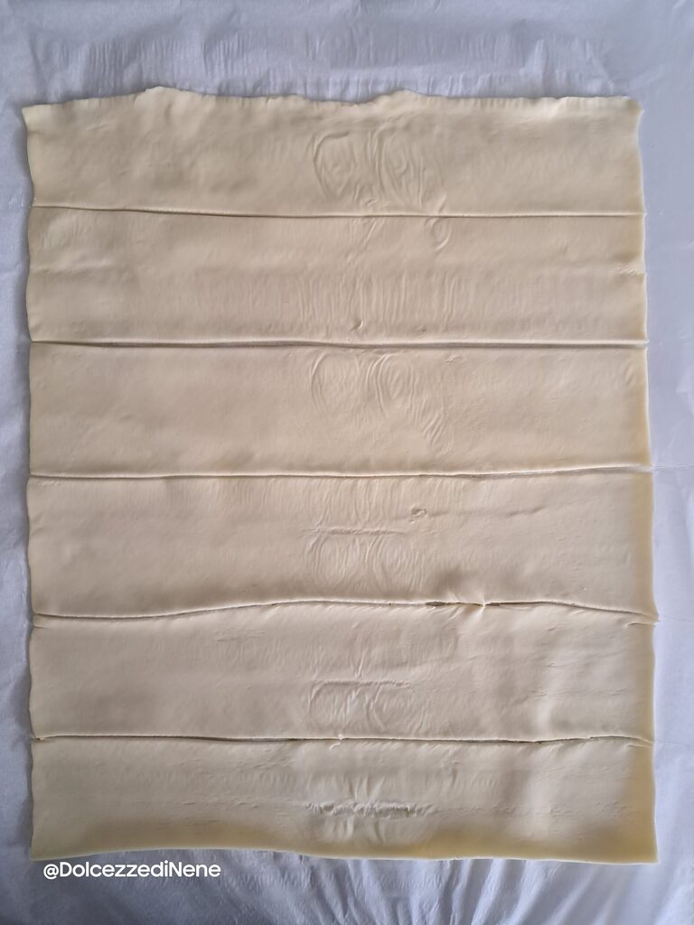 Roses en pâte feuilletée et pêches