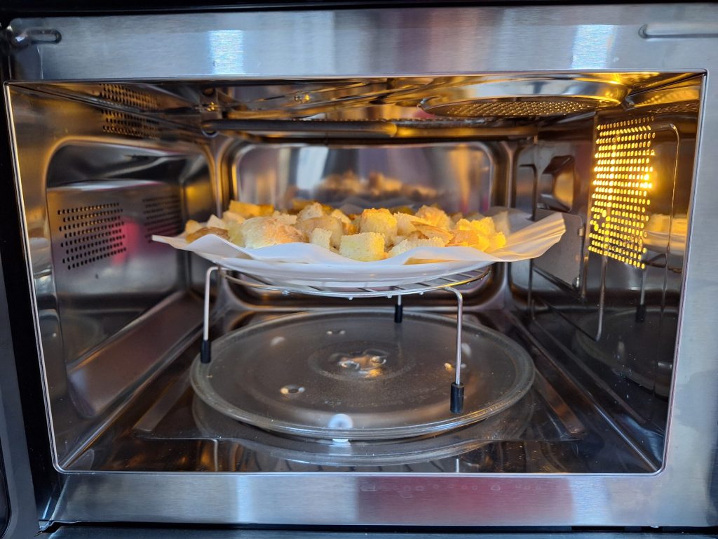 Crostini insérés dans le micro-ondes au niveau supérieur