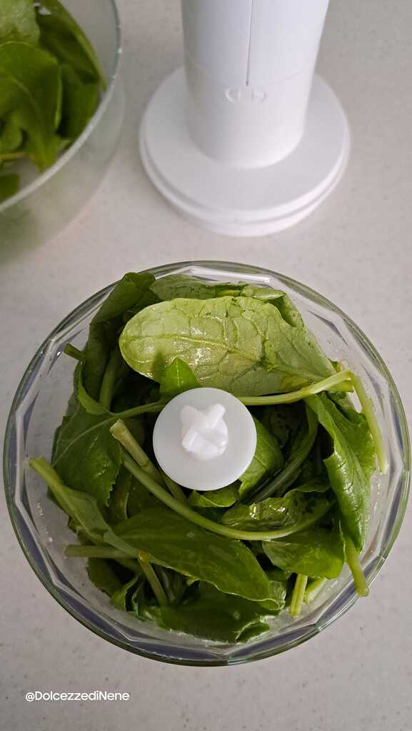 pesto avec feuilles de radis