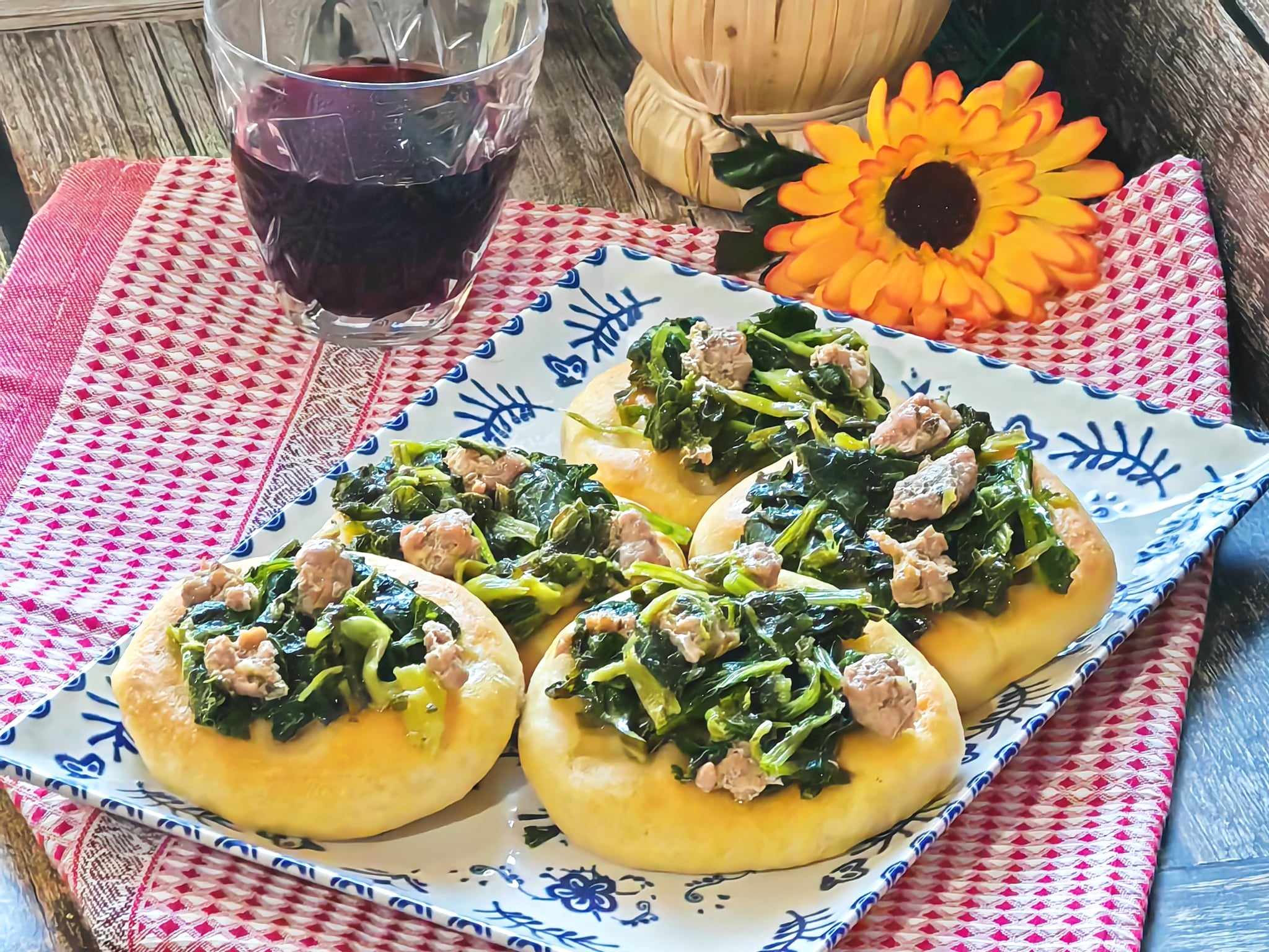 Petits pains avec cime di rapa et saucisse