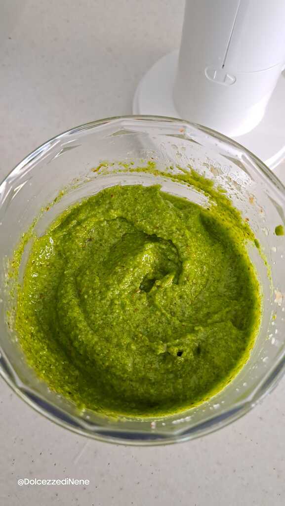pesto avec feuilles de radis