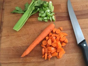 céleri et carottes grossièrement coupés
