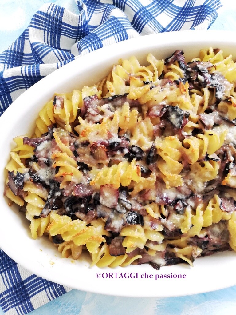 Pâtes au four avec radicchio et casatella