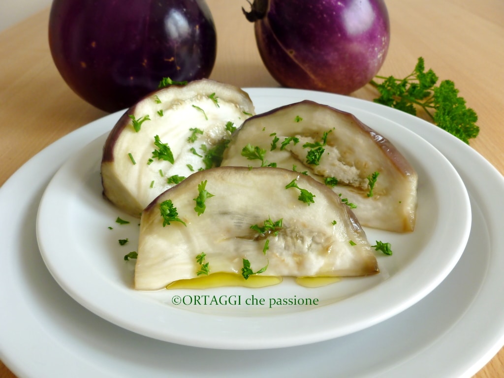 aubergines bouillies cuites dans l'eau ou à la vapeur