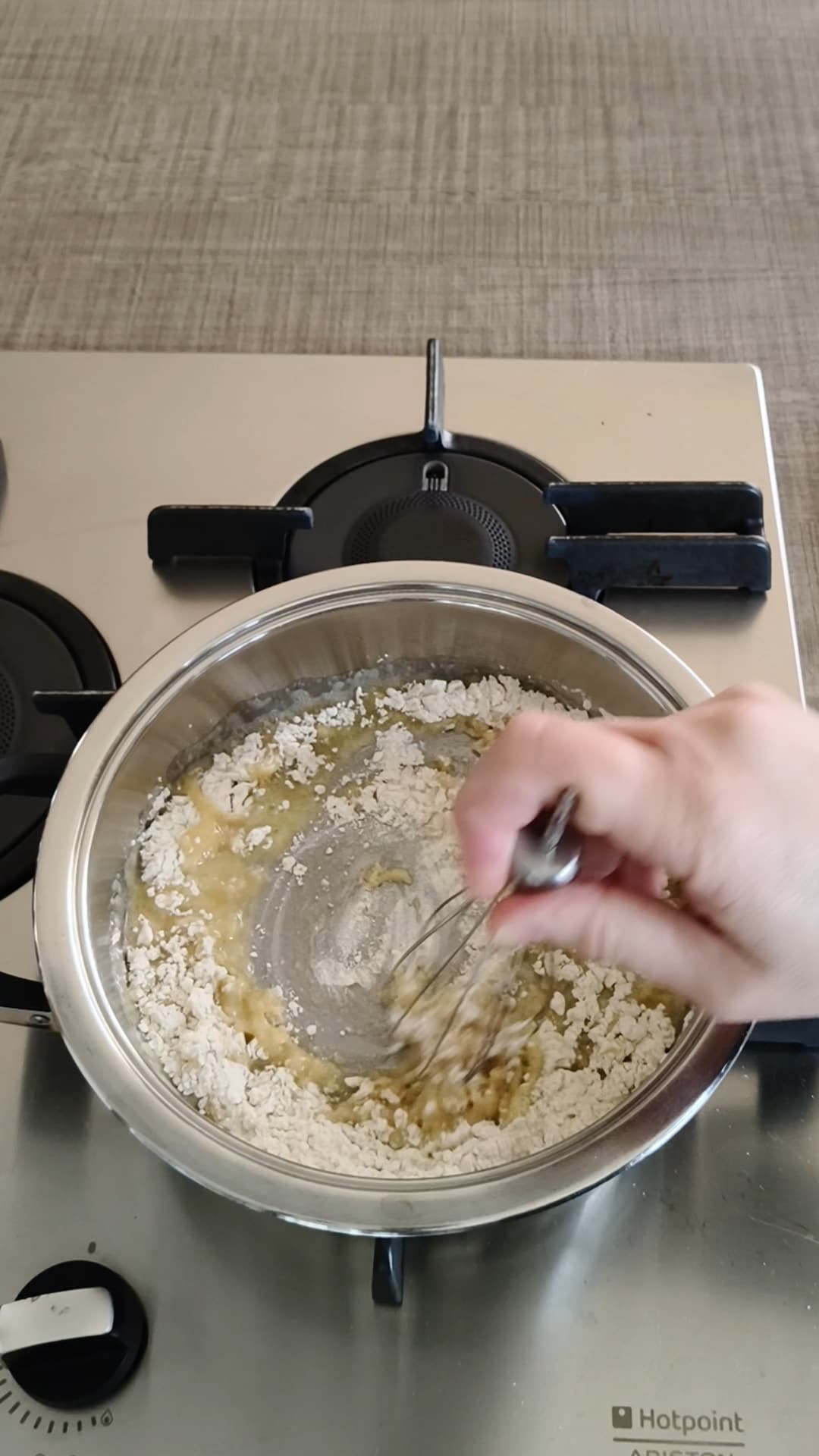 Assaisonner les morceaux de pain pour croûtons