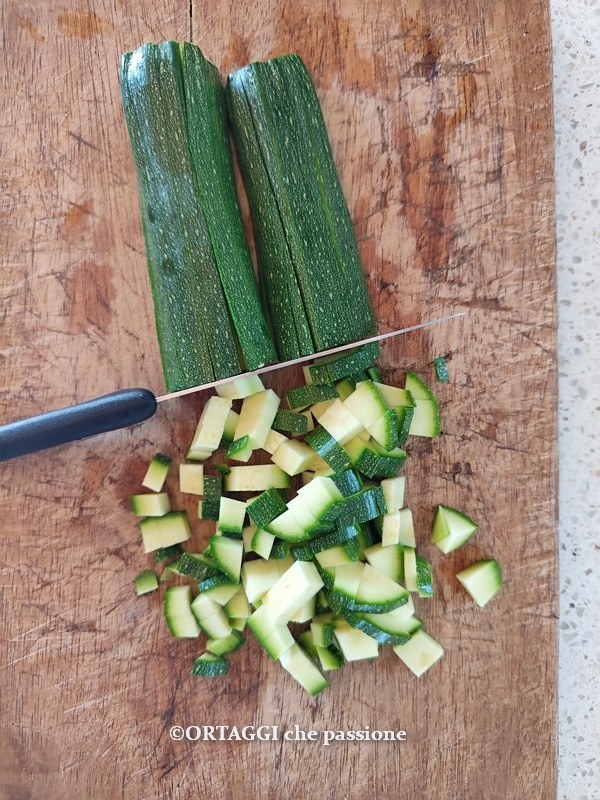 couper les courgettes en cubes réguliers et petits