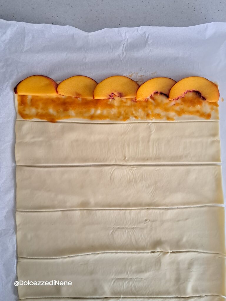 Roses en pâte feuilletée et pêches