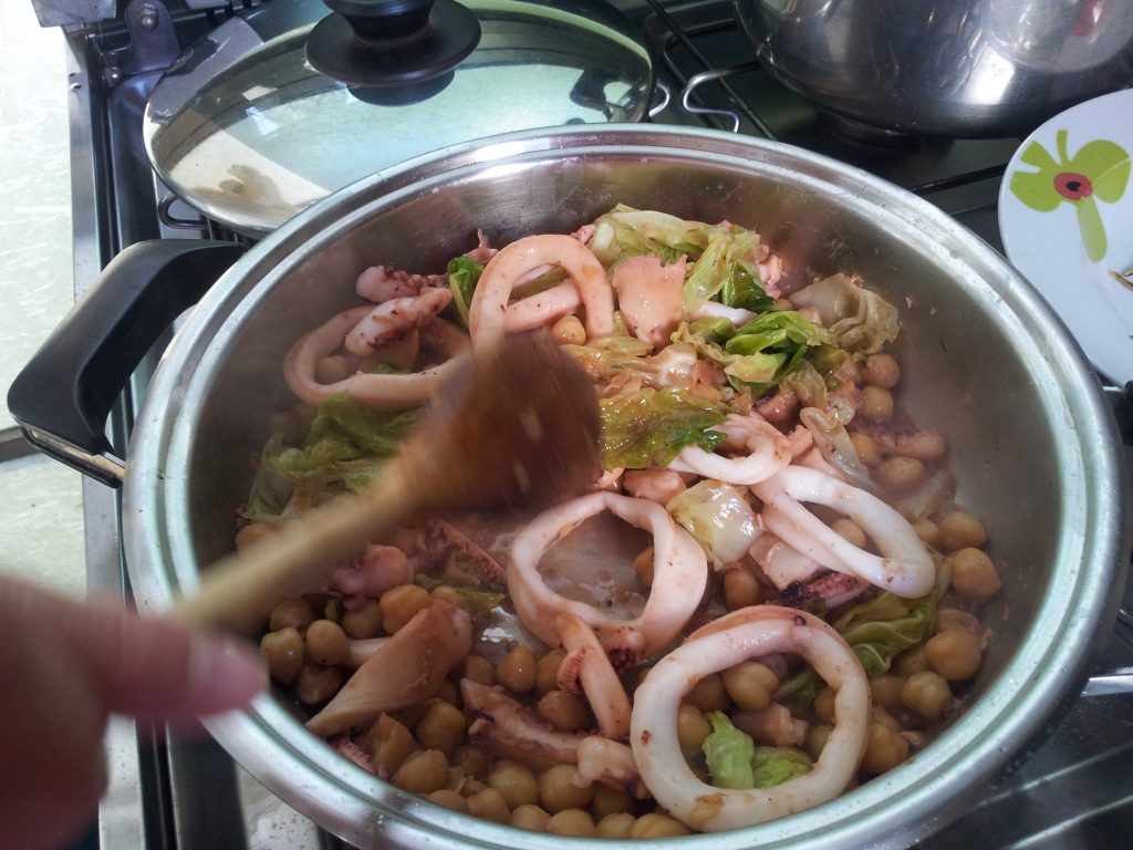 chou frisé, pois chiches et encornets