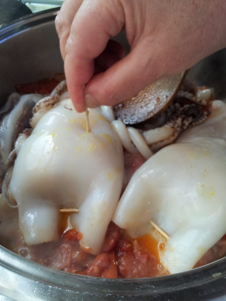 Percer le calmar avec un cure-dent ou une fourchette pour éviter qu'il ne se rompe à la cuisson