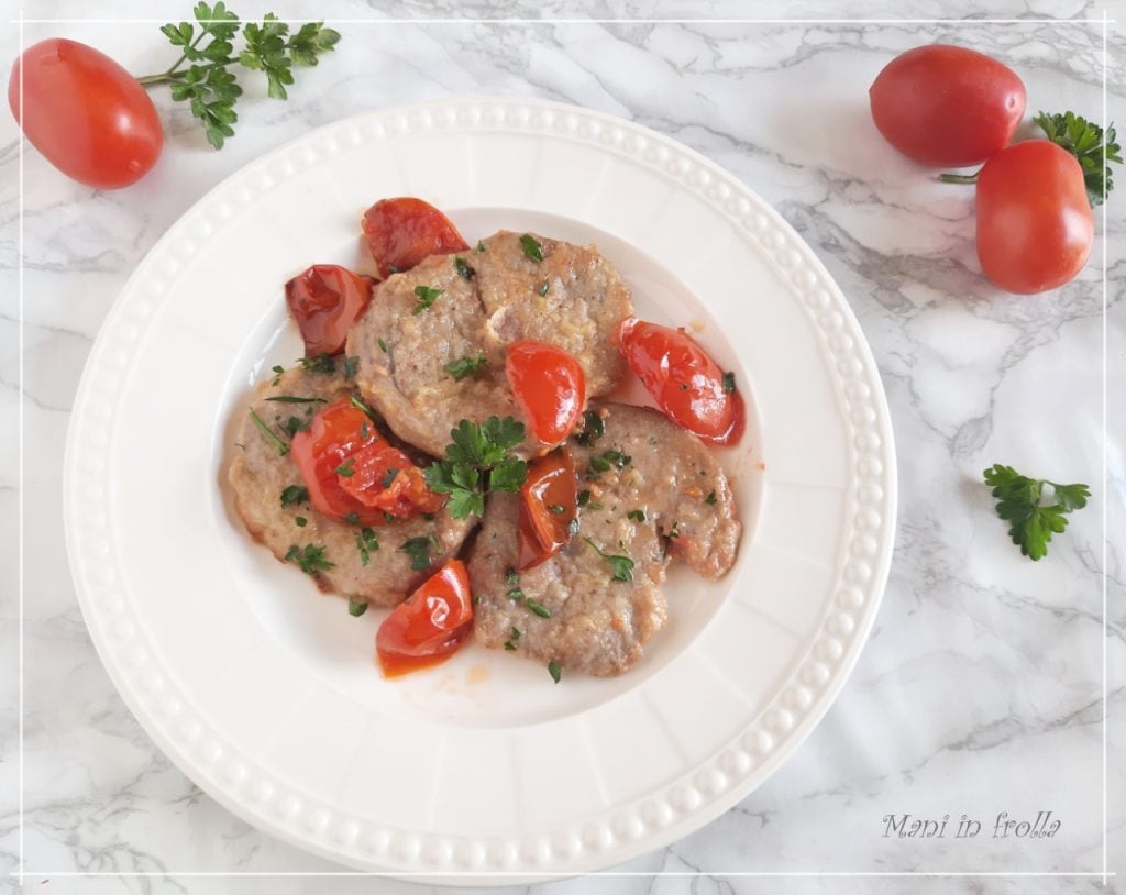 Tranches de porc avec des tomates cerises