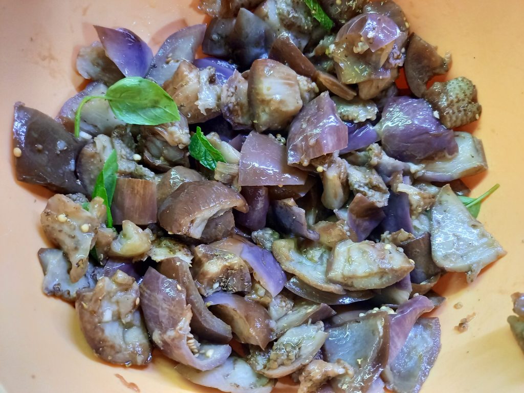 Salade d'aubergines sicilienne avec menthe
