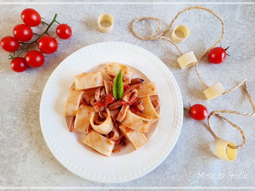 Pâtes calamarata aux calamars et tomates cerises