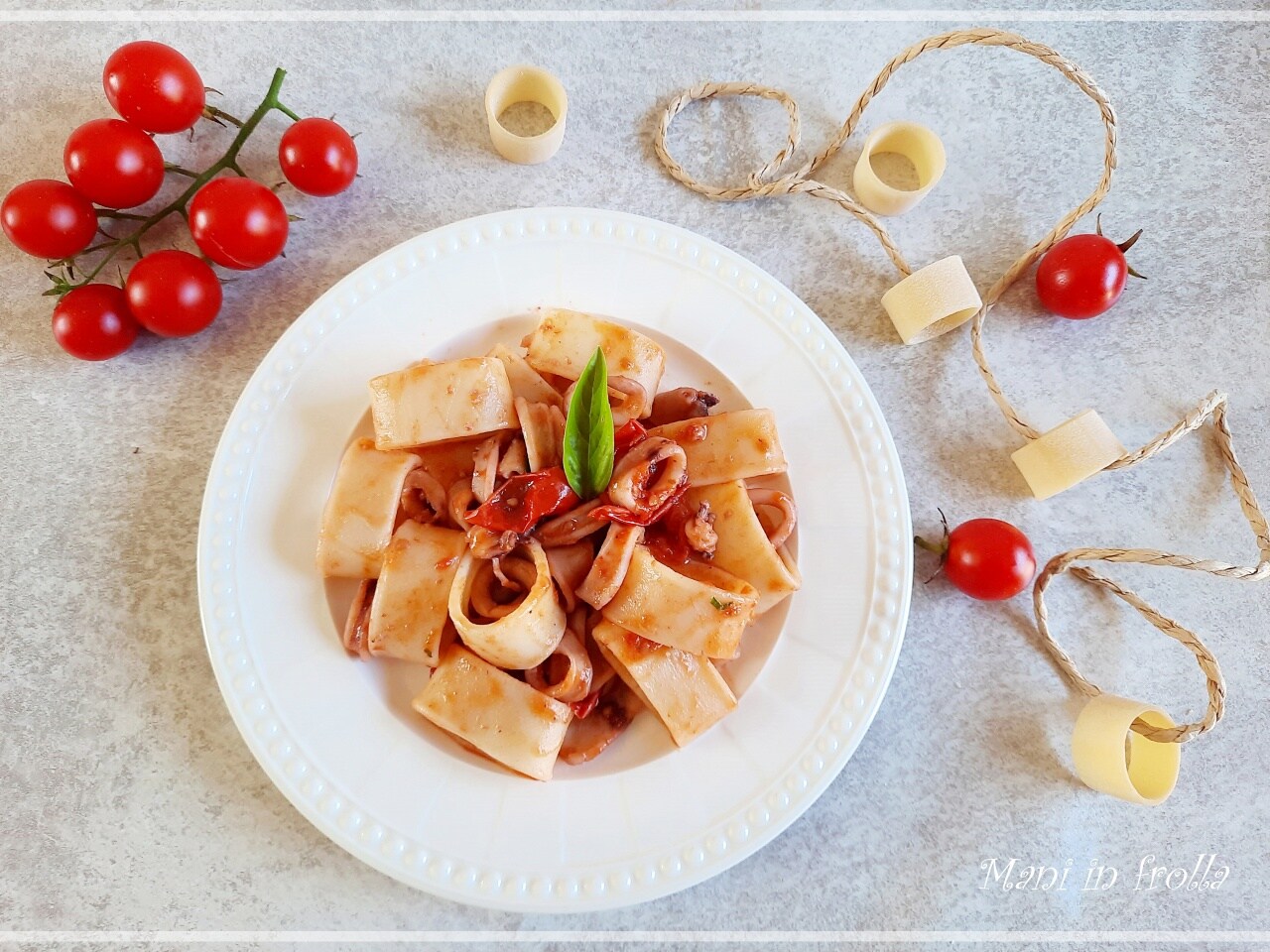 Pâtes calamarata aux calamars et tomates cerises