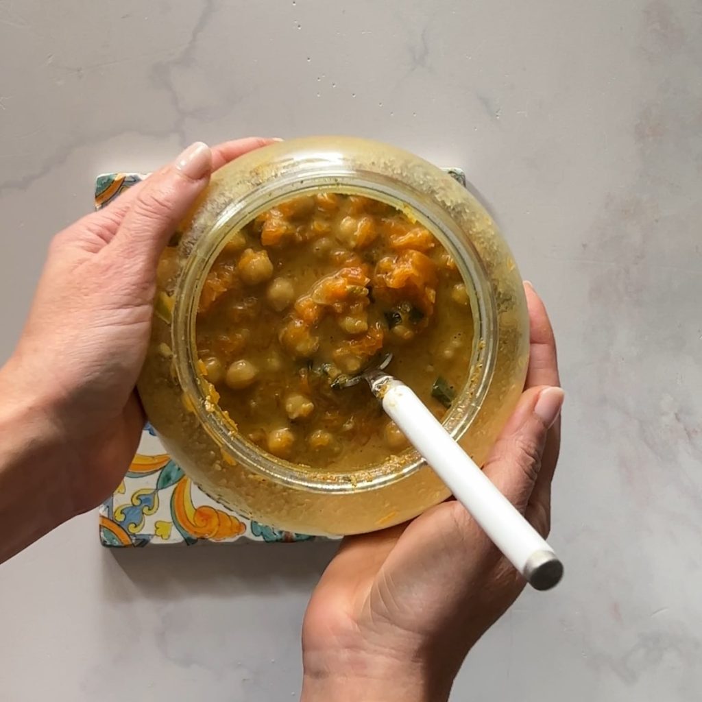 Cuire en bocal au micro-ondes le curry de pois chiches et citrouille