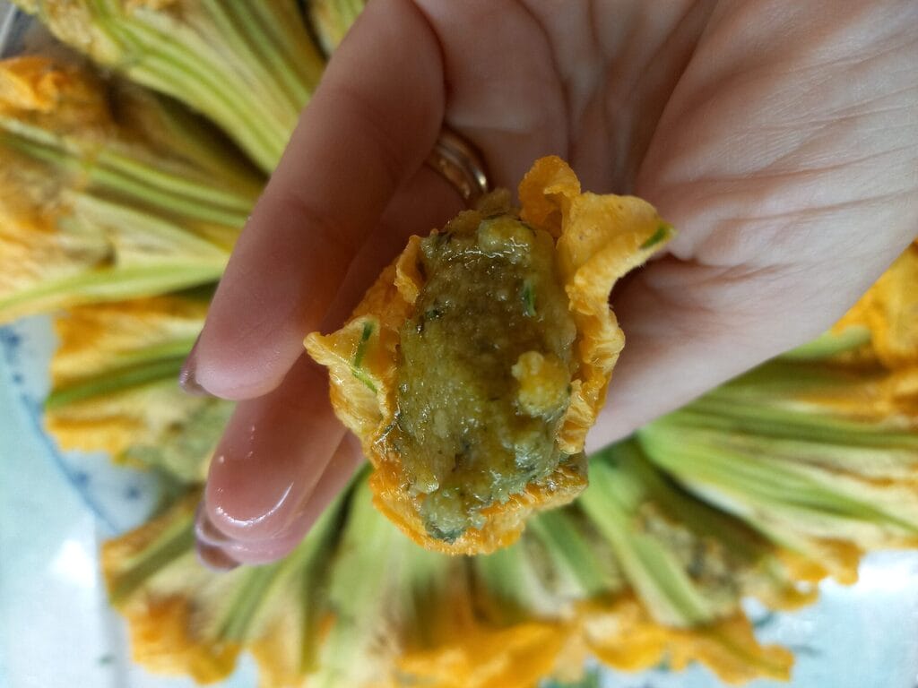 Fleurs de courgette farcies en beignet